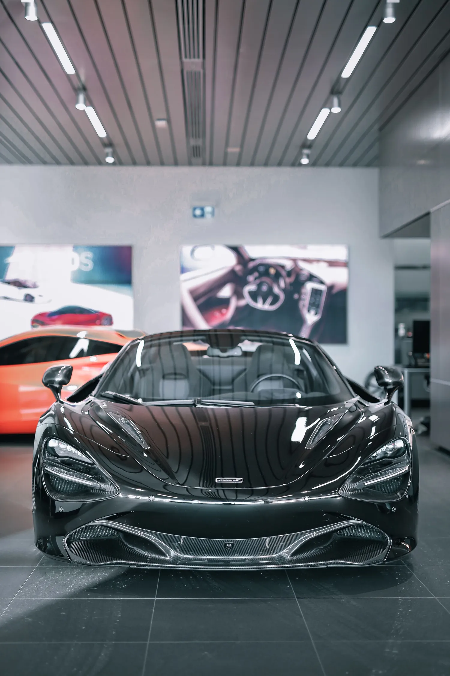 Carro esportivo preto com pintura brilhante em um showroom